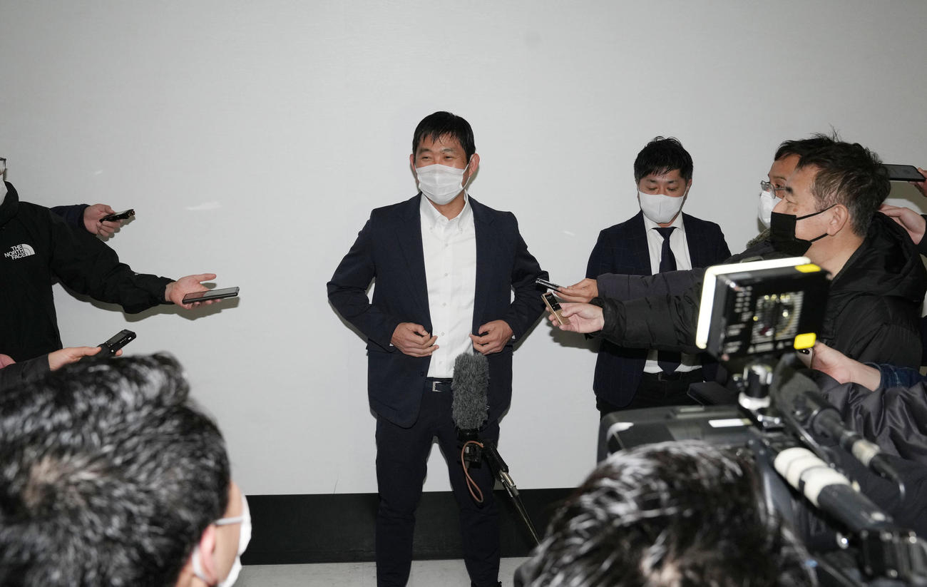 欧州視察から帰国し、報道陣に対応する森保監督（撮影・狩俣裕三）