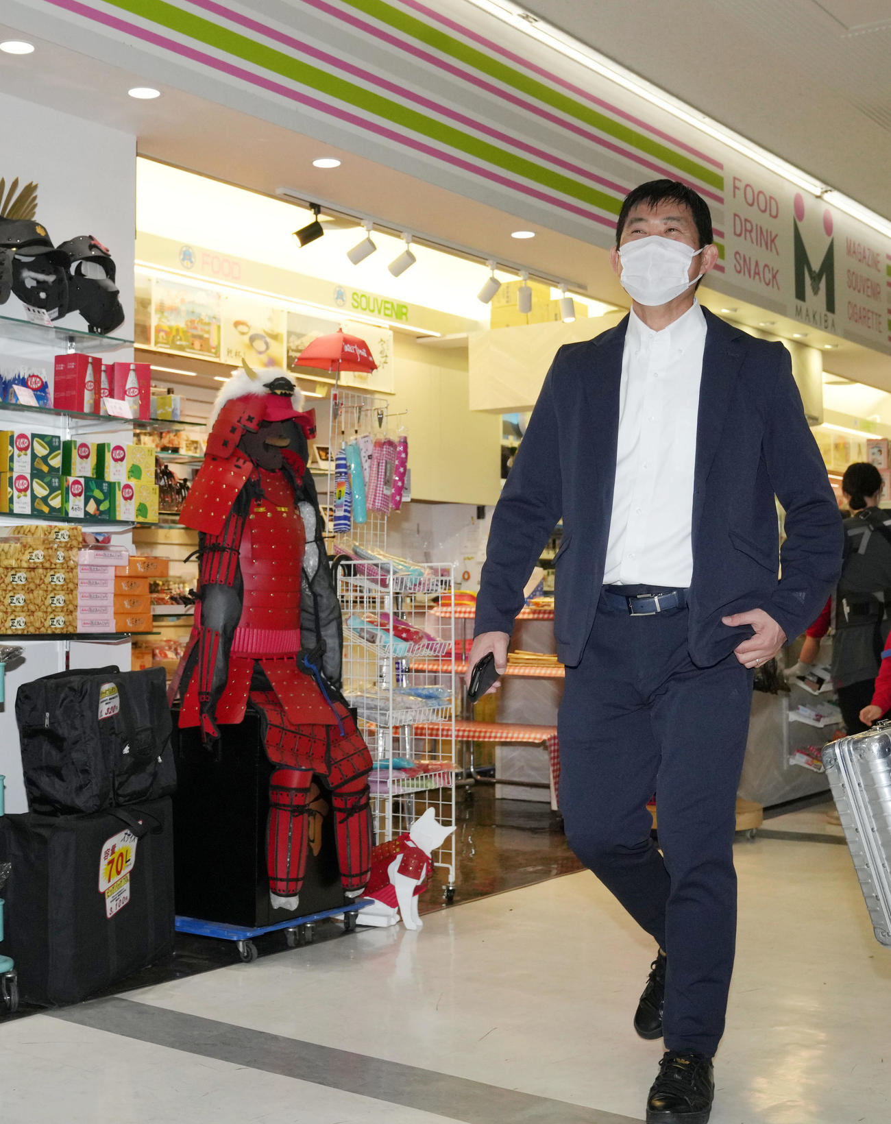 欧州視察から帰国し、甲冑（かっちゅう）の土産物を横目に笑顔を見せる森保監督（撮影・狩俣裕三）