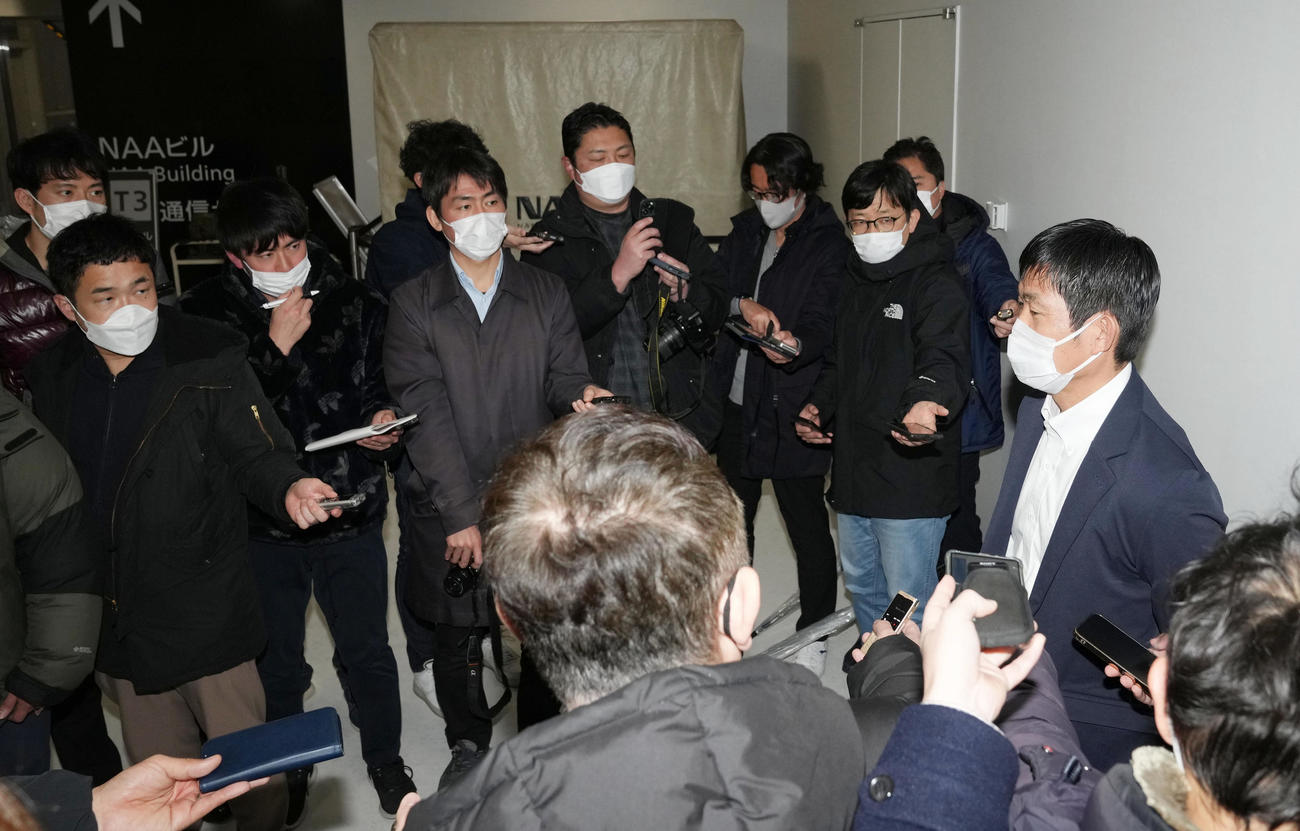欧州視察から帰国し、報道陣に対応する森保監督（右）（撮影・狩俣裕三）