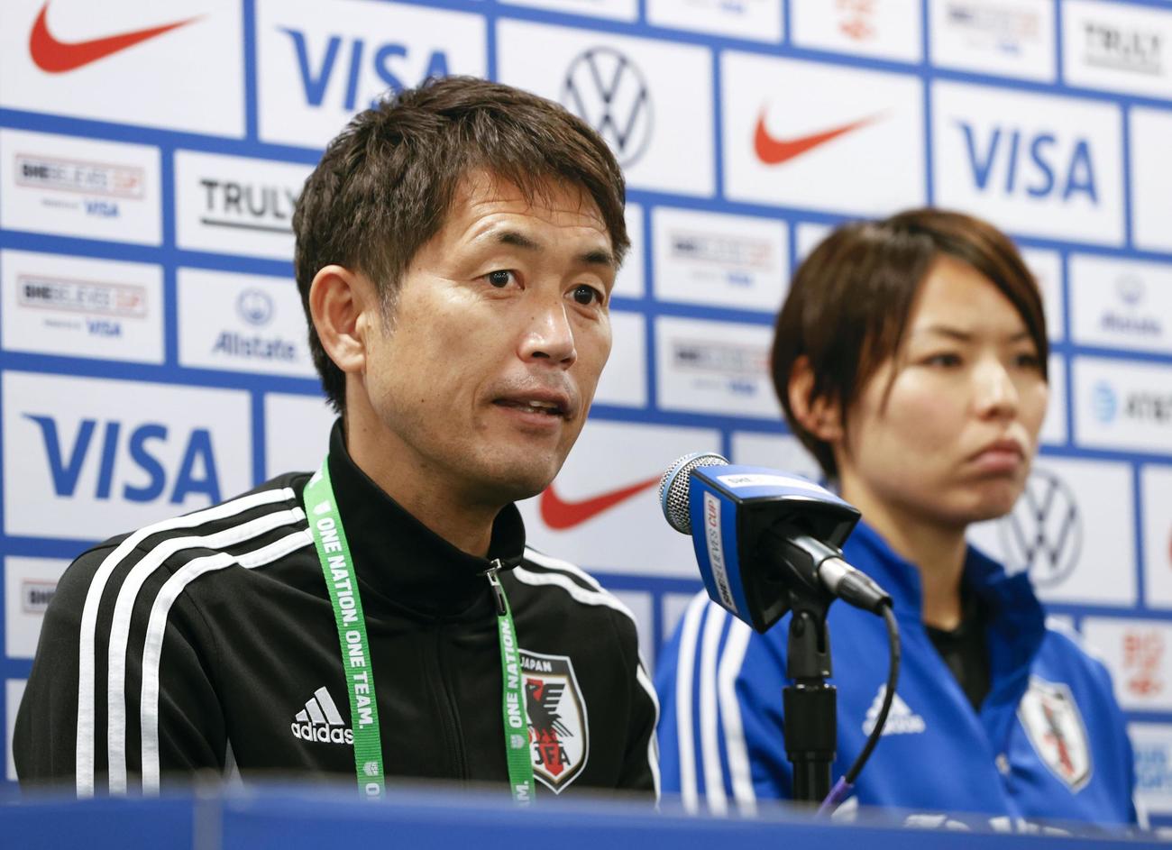 ブラジル戦を前に記者会見する池田監督（左）と熊谷（共同）