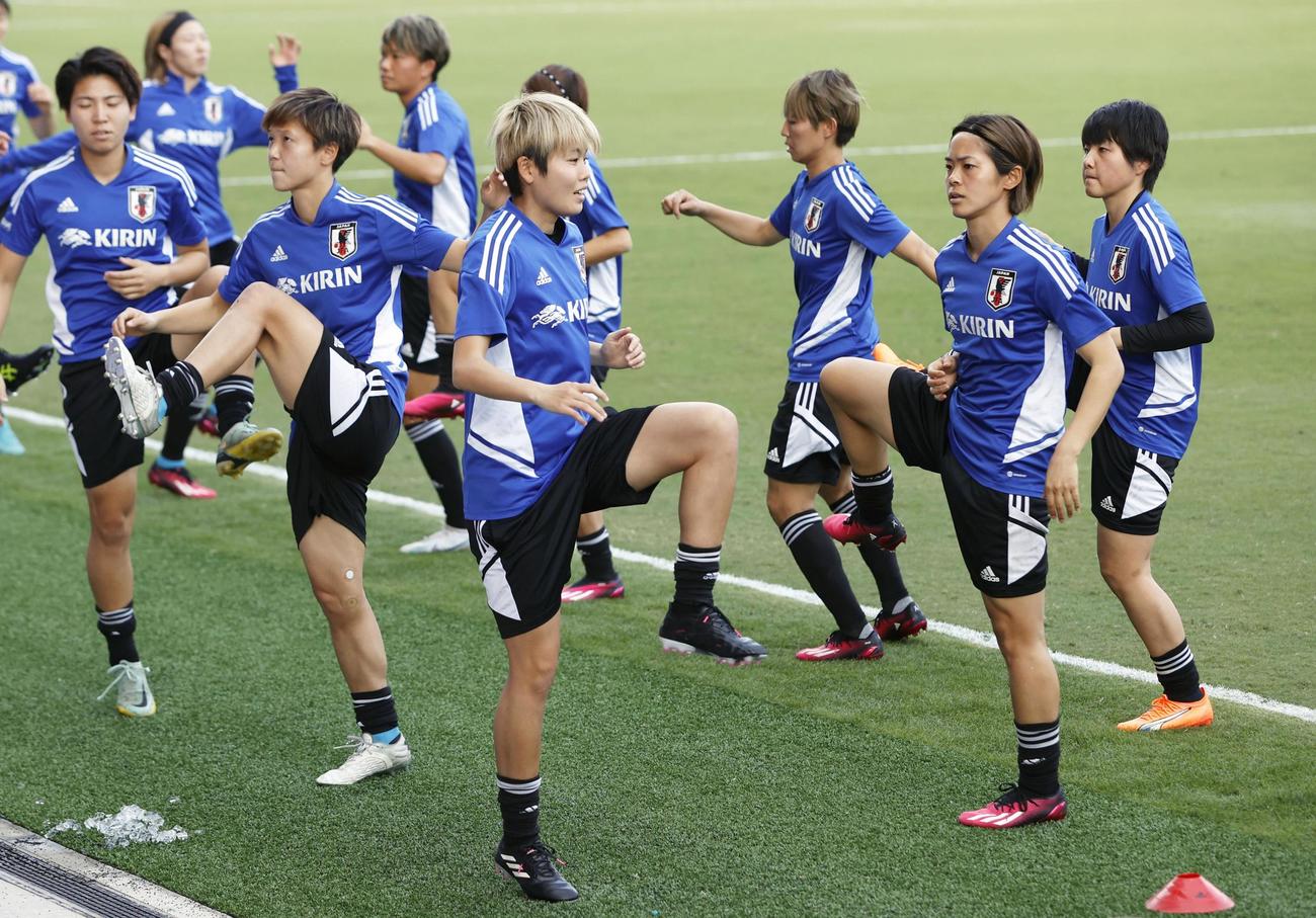ブラジル戦に向け、調整するサッカー女子日本代表（共同）