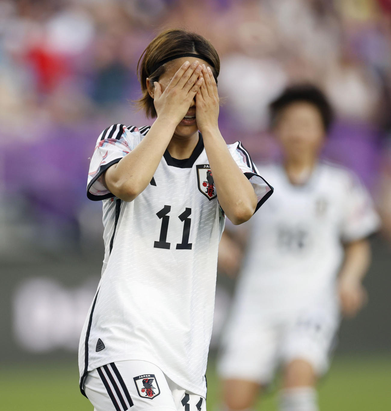 日本―ブラジル　後半、決定機を逃し、顔を覆う小林＝オーランド（共同）