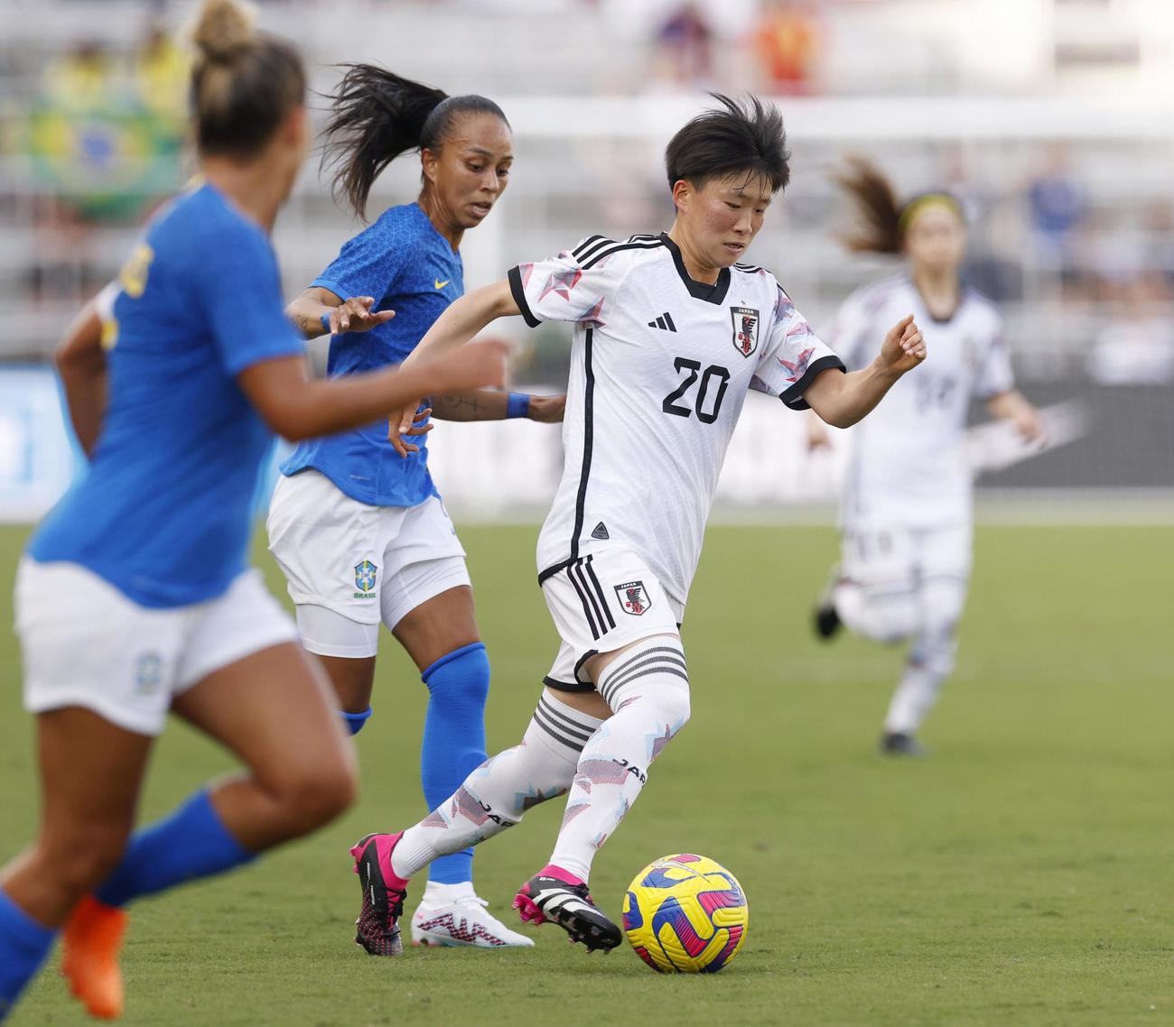 日本―ブラジル　前半、攻め込む藤野＝オーランド（共同）