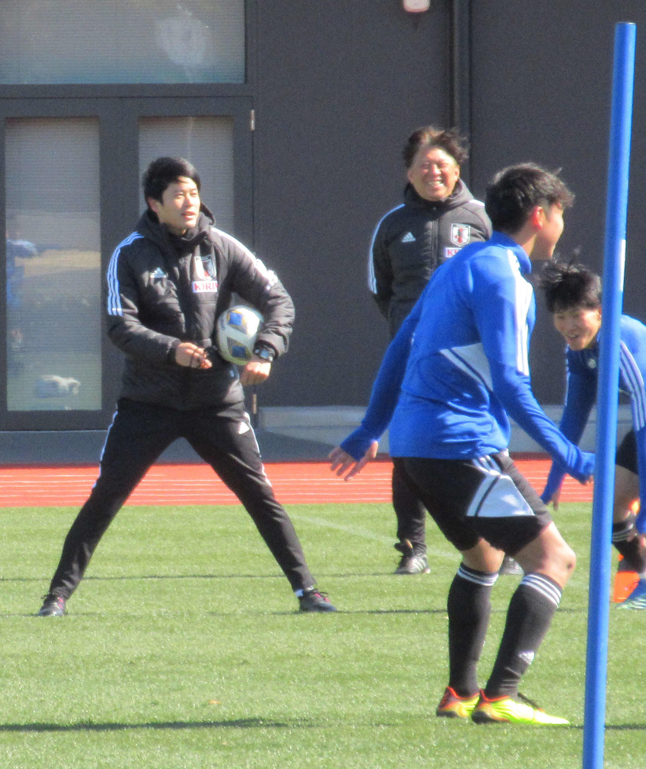 U－20日本代表を指導する内田篤人ロールモデルコーチ（左）（撮影・磯綾乃）