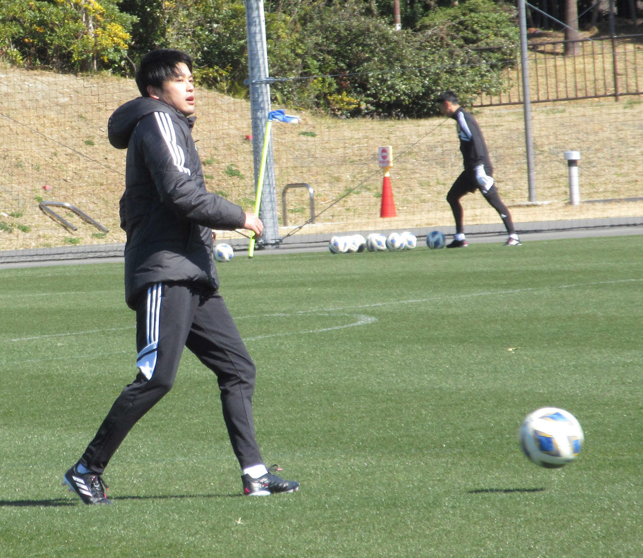 U－20日本代表を指導する内田篤人ロールモデルコーチ（撮影・磯綾乃）