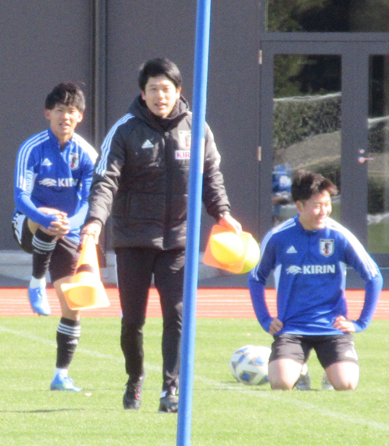 U－20日本代表を指導する内田篤人ロールモデルコーチ（中央）（撮影・磯綾乃）