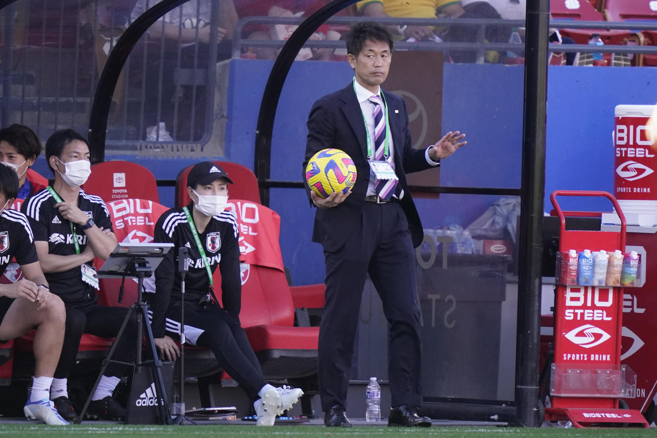 ボールを手にする池田監督（右＝AP）