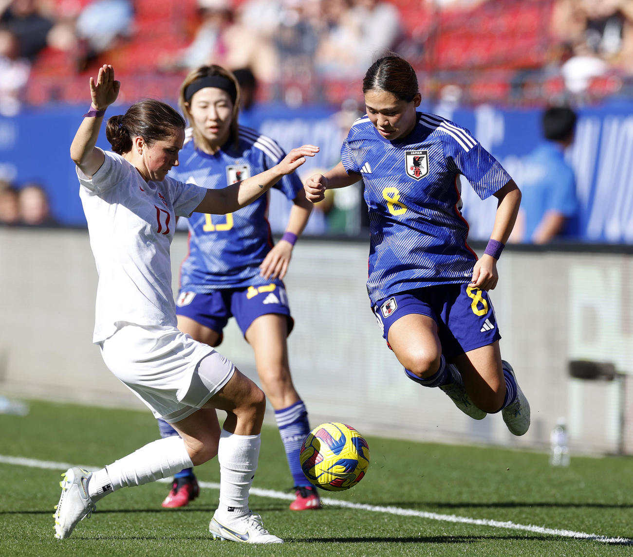 日本―カナダ　前半、攻め込む長野（右）＝フリスコ（共同）