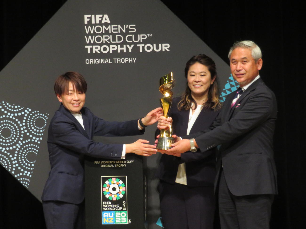 女子W杯トロフィーお披露目イベントで、優勝トロフィーを手にする左から宮間あやさん、澤穂希さん、日本サッカー協会の佐々木女子委員長（撮影・磯綾乃）