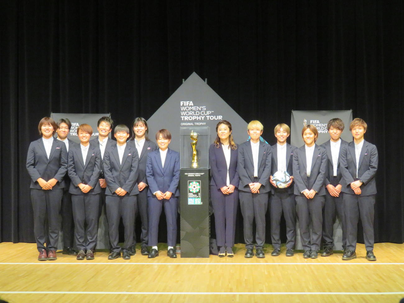女子W杯トロフィーお披露目イベントに出席した澤穂希さん（中央右）、宮間あやさん（中央左）となでしこジャパンの選手たち（撮影・磯綾乃）