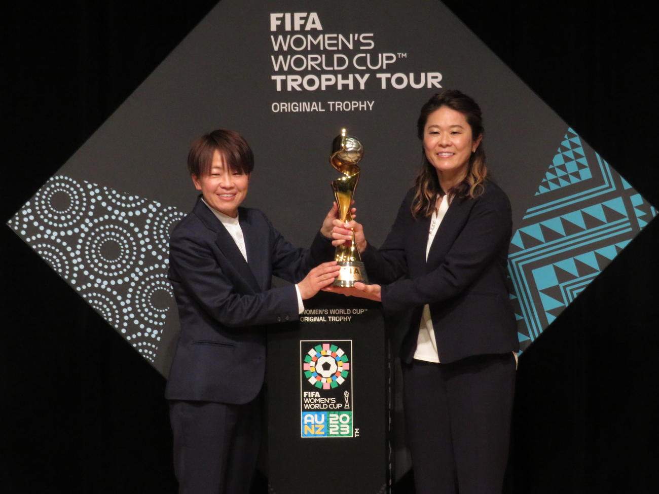 女子W杯トロフィーお披露目イベントに出席し、優勝トロフィーを手にする澤穂希さん（右）と宮間あやさん（撮影・磯綾乃）