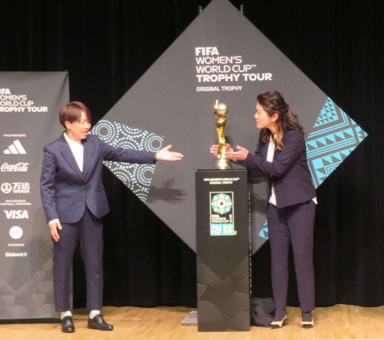 女子W杯トロフィーお披露目イベントに出席し、どちらが持つかを譲り合う澤穂希さん（右）と宮間あやさん（撮影・磯綾乃）