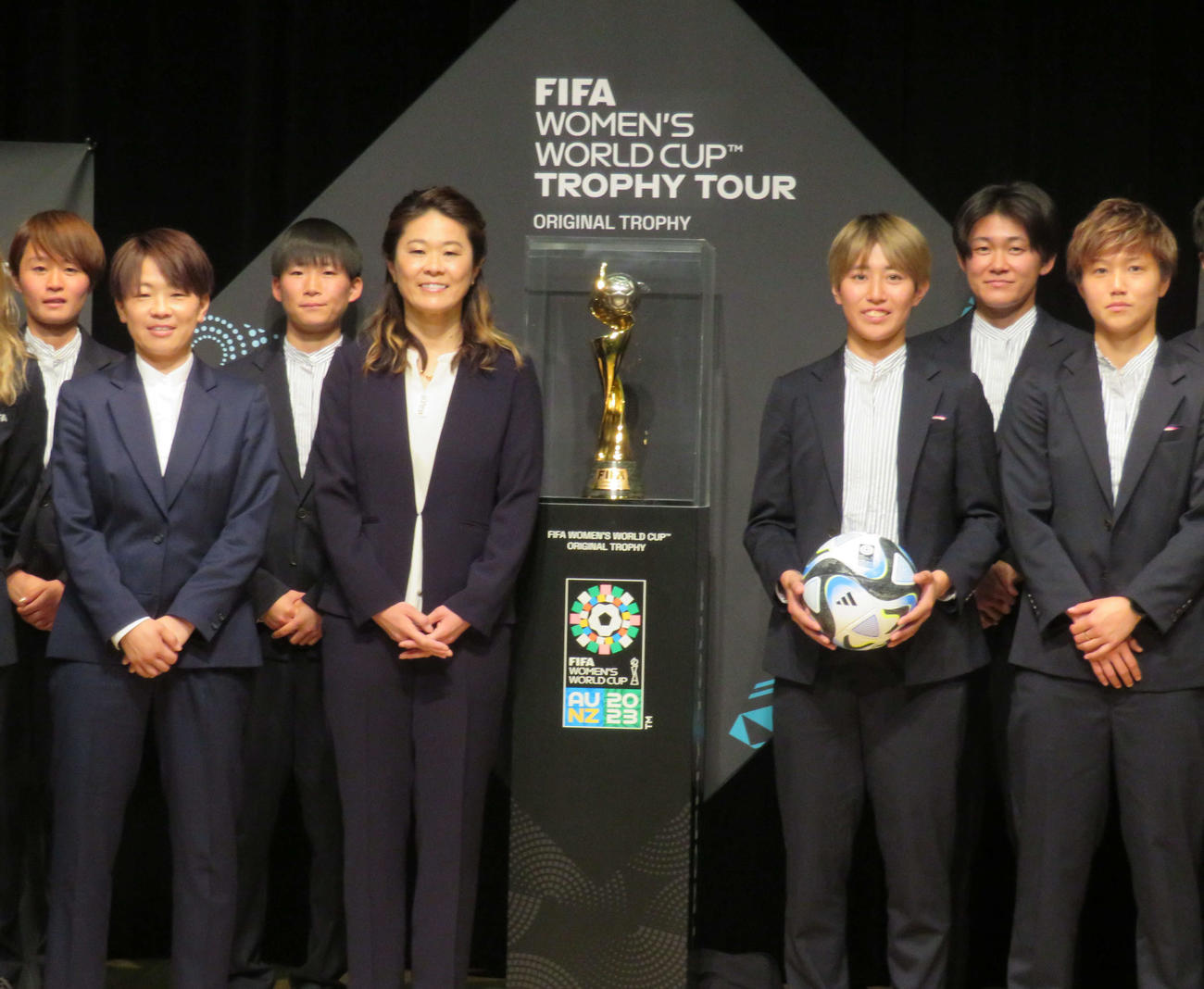 女子W杯トロフィーお披露目イベントに出席した左から宮間あやさん、澤穂希さんとFW植木（右から2人目）らなでしこジャパンの選手たち（撮影・磯綾乃）