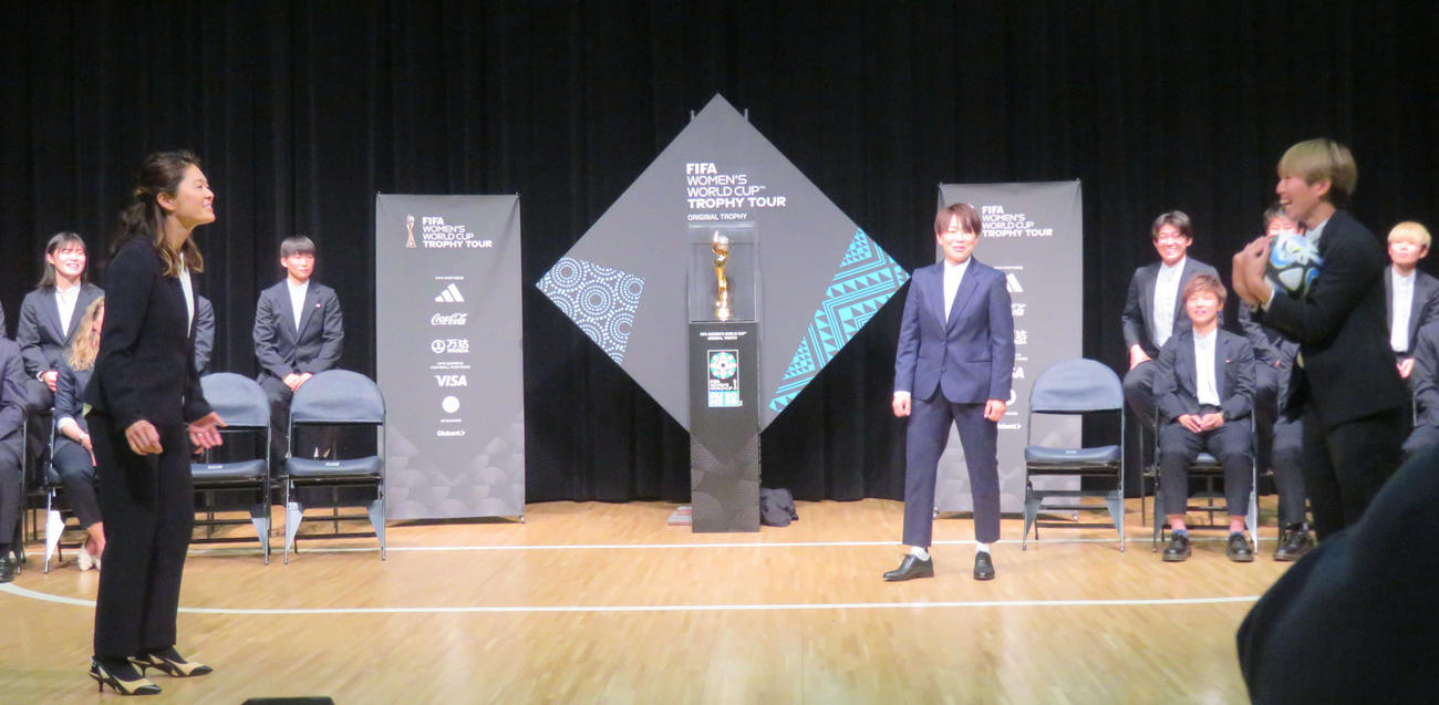 女子W杯トロフィーお披露目イベントで澤穂希さん（左）からボールのパスを受け取ったなでしこジャパンFW植木（右）。中央奥は宮間あやさん（撮影・磯綾乃）