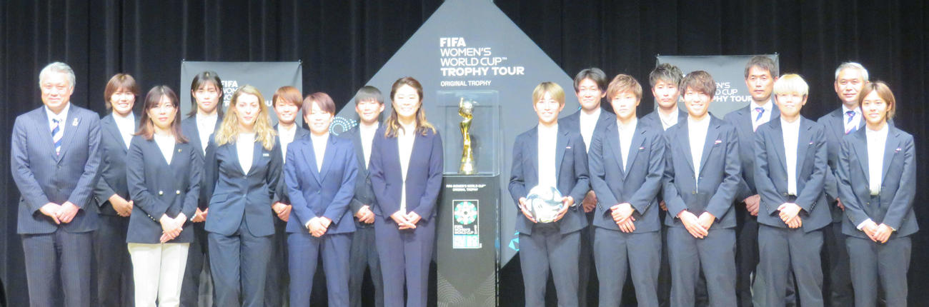 女子W杯トロフィーお披露目イベントに出席したなでしこジャパンの選手ら（撮影・磯綾乃）