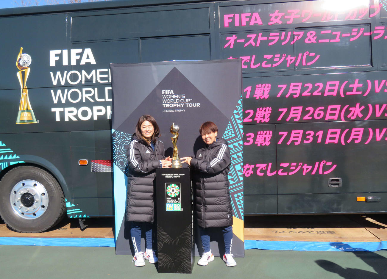 W杯トロフィーとともに女子サッカー選手たちをサプライズ訪問した元なでしこジャパンの澤穂希さん（左）と宮間あやさん（撮影・磯綾乃）