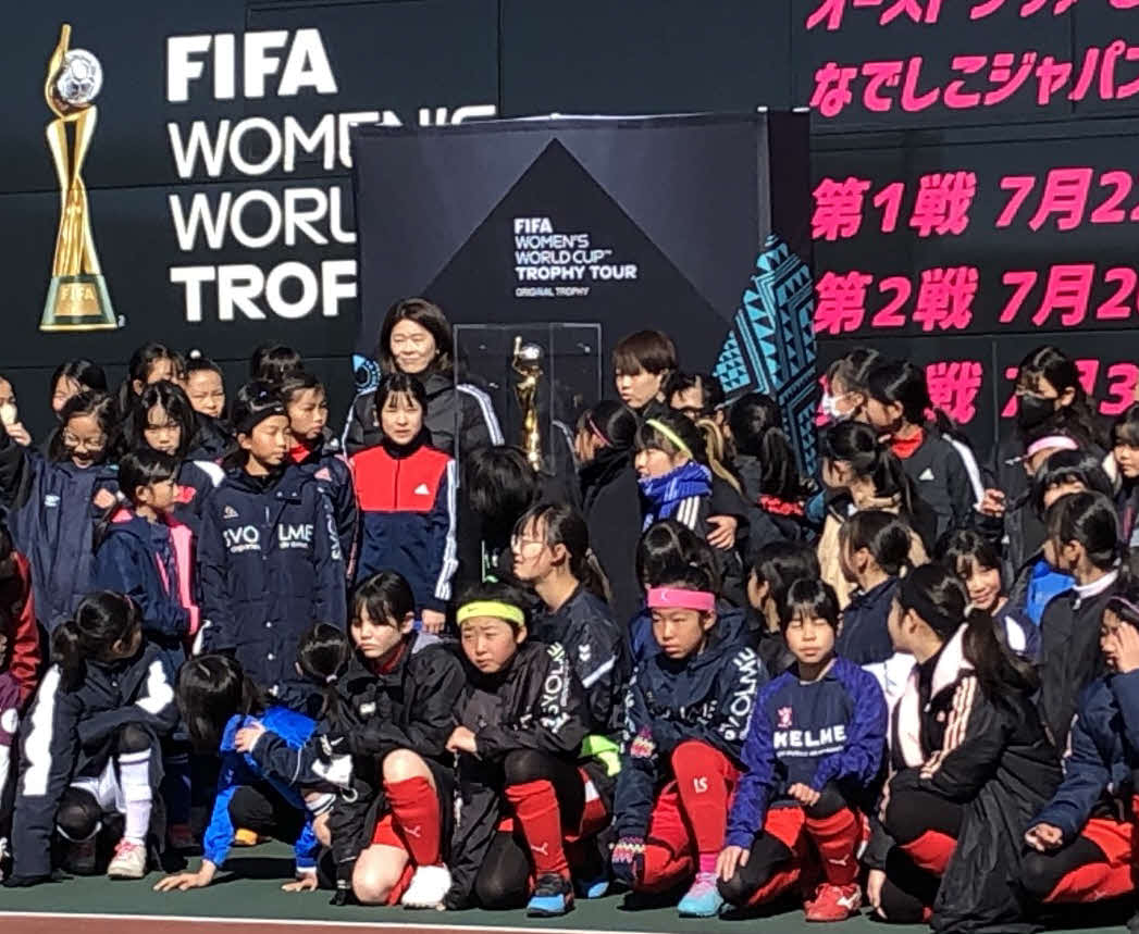 W杯トロフィーとともに女子サッカー選手たちをサプライズ訪問した、記念撮影する元なでしこジャパンの澤穂希さん（後列中央左）と宮間あやさん（後列中央右）（撮影・磯綾乃）
