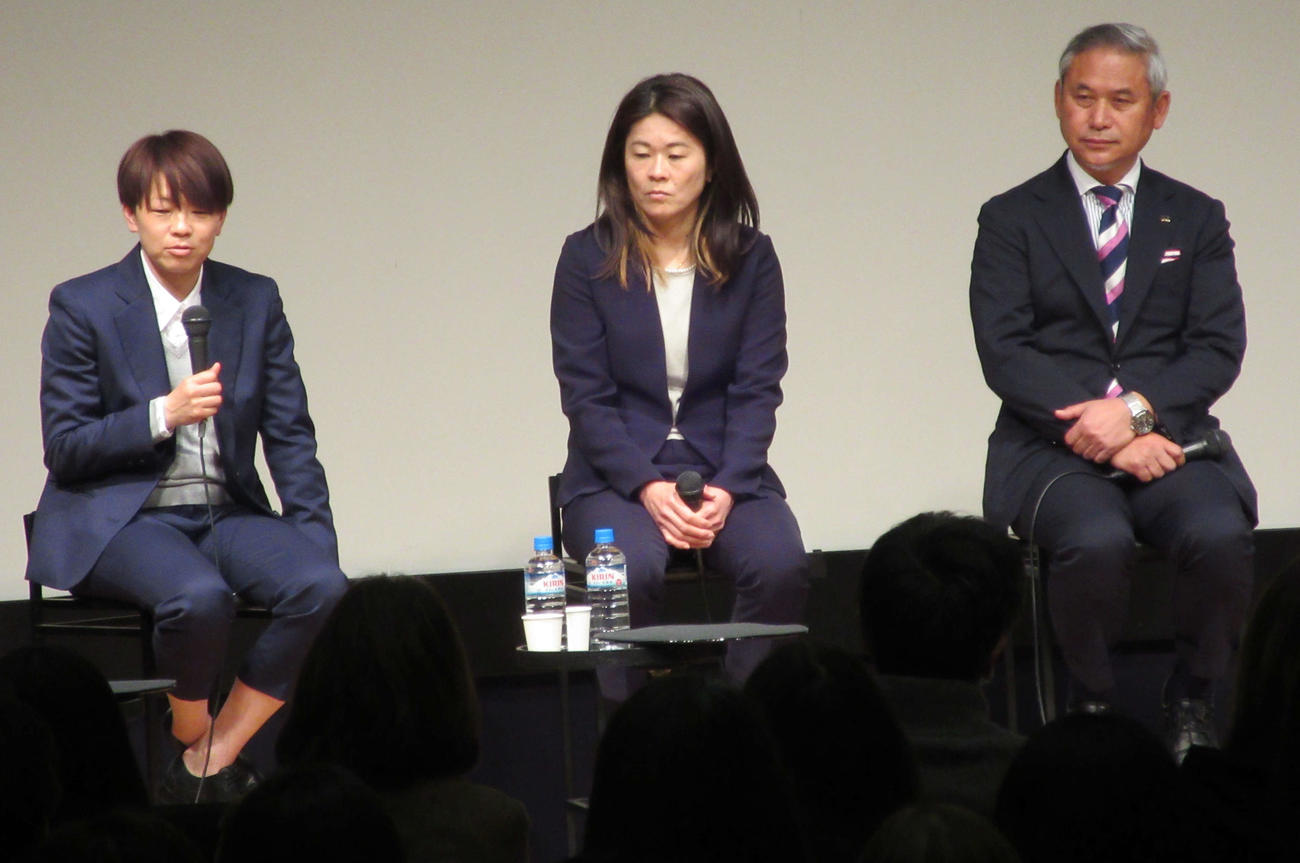 日本サッカーミュージアム休館トークイベント「未来へのパス」に登壇した右から日本サッカー協会の佐々木女子委員長、元なでしこジャパンの澤穂希さん、宮間あやさん（撮影・磯綾乃）