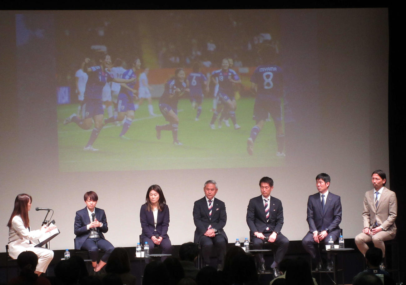 日本サッカーミュージアム休館トークイベント「未来へのパス」に登壇した右から鈴木隆行氏、森保監督、池田監督、佐々木女子委員長、澤穂希さん、宮間あやさん（撮影・磯綾乃）