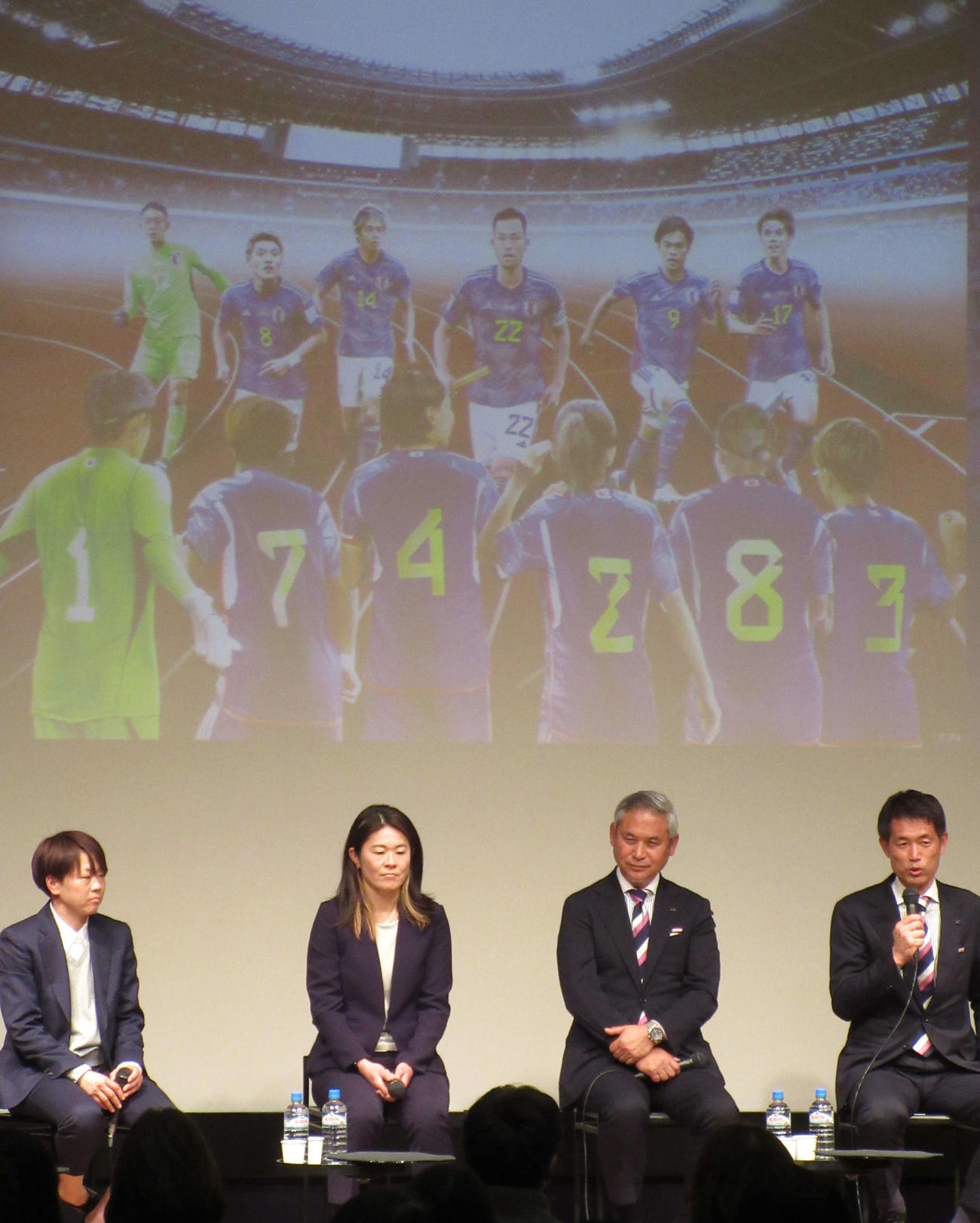 日本サッカーミュージアム休館トークイベント「未来へのパス」に登壇した右からなでしこジャパン池田監督、佐々木女子委員長、澤穂希さん、宮間あやさん（撮影・磯綾乃）