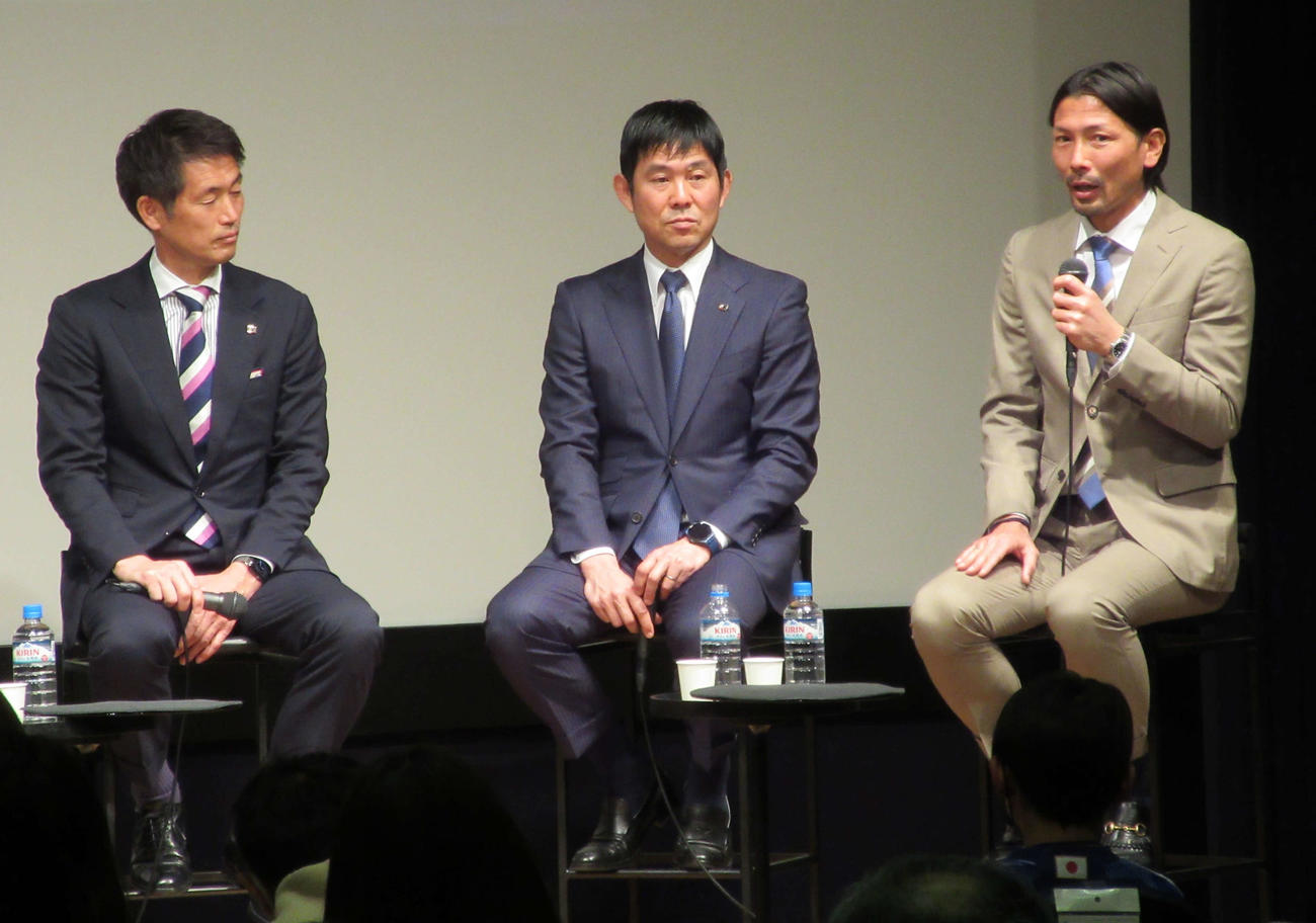 日本サッカーミュージアム休館トークイベント「未来へのパス」に登壇した右からサッカー元日本代表の鈴木隆行氏、日本代表の森保監督、なでしこジャパンの池田監督（撮影・磯綾乃）