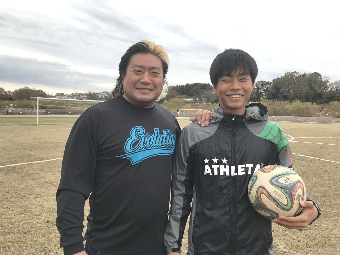 全日本プロレスの諏訪魔（左）とサッカーボールを手にする息子のサッカーU－20日本代表DF諏訪間（諏訪魔提供）
