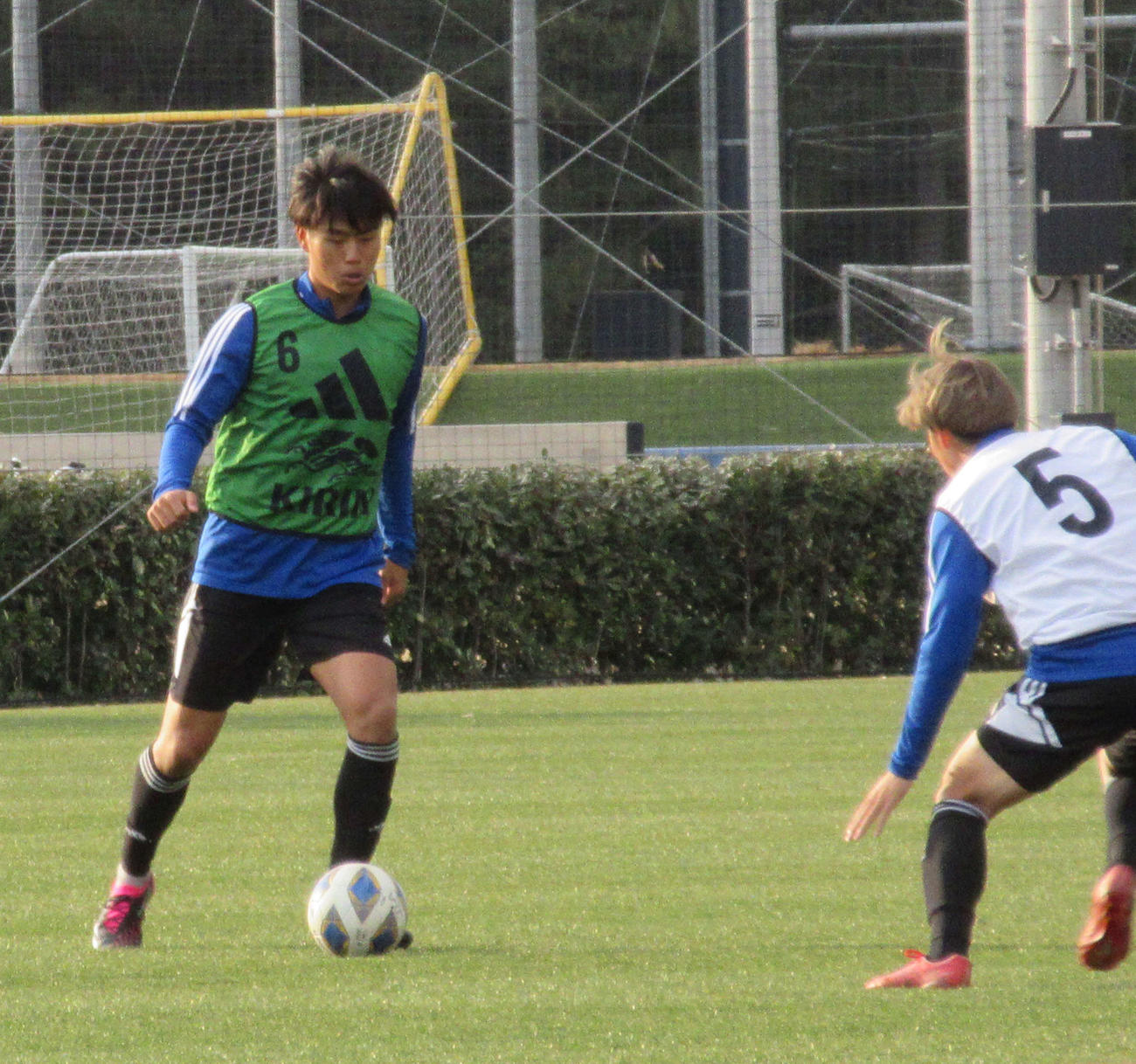 U－20アジア杯を前にした国内合宿でトレーニングを行うU－20日本代表のDF諏訪間（左）（撮影・磯綾乃）