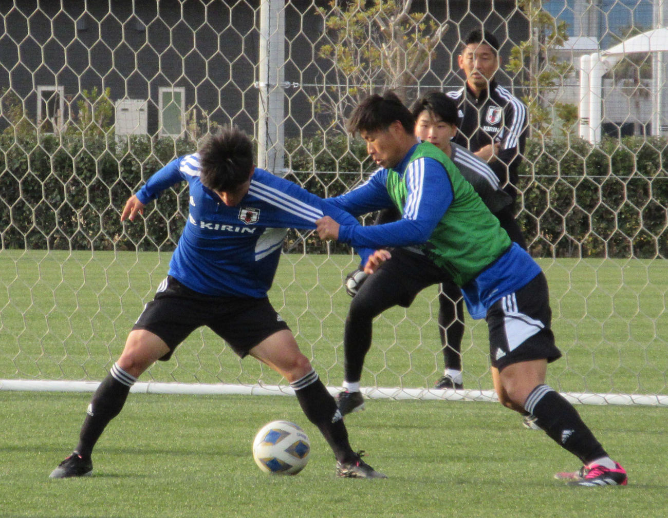 U－20アジア杯を前にした国内合宿でトレーニングを行うU－20日本代表のDF諏訪間（右）（撮影・磯綾乃）