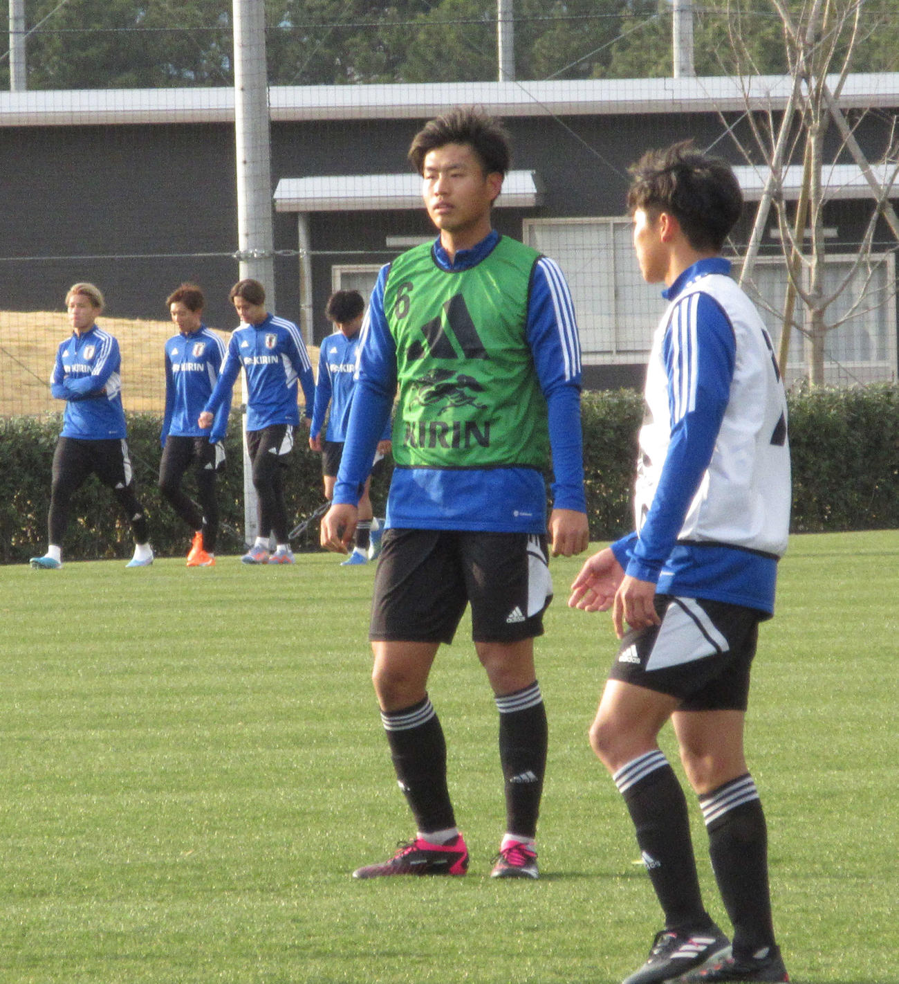 トレーニングを行うU－20日本代表のDF諏訪間（左）（撮影・磯綾乃）
