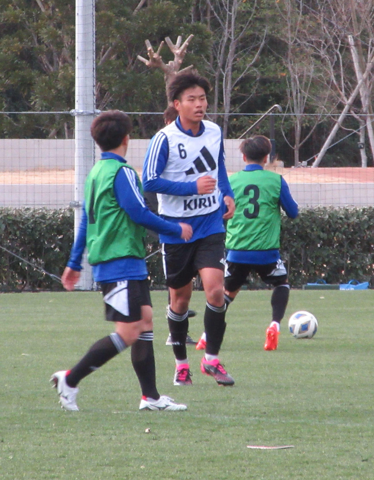 U－20アジア杯を前にした国内合宿でトレーニングを行うU－20日本代表のDF諏訪間（中央）（撮影・磯綾乃）