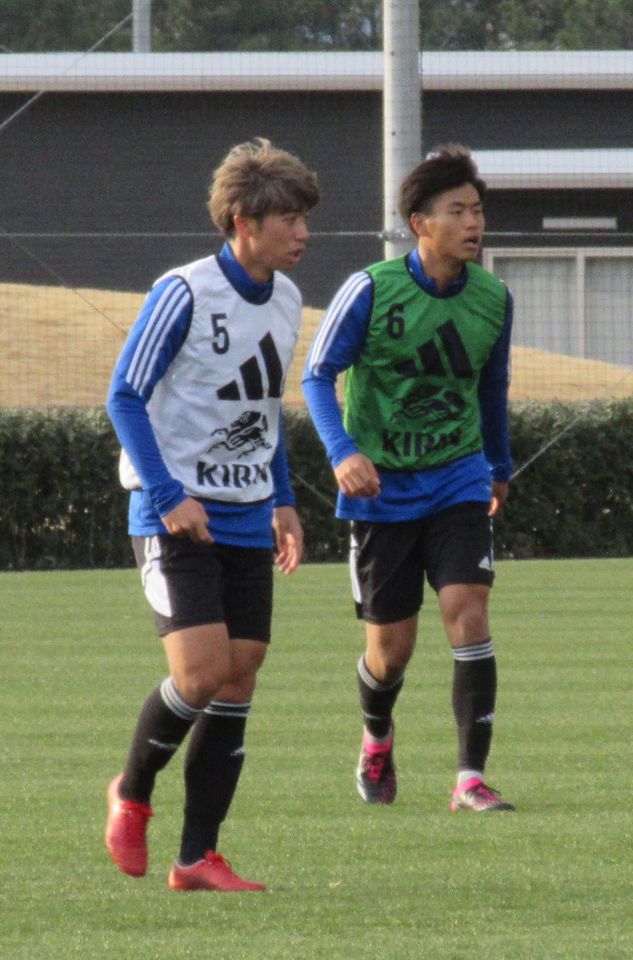 U－20アジア杯を前にした国内合宿でトレーニングを行うU－20日本代表のDF諏訪間（右）（撮影・磯綾乃）