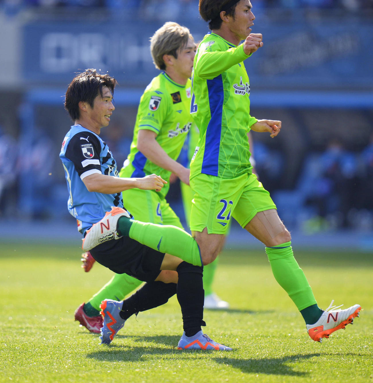 後半、同点ゴールを決めた川崎・瀬川（左）（共同）