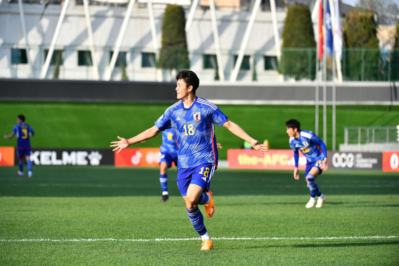 日本対キルギス　後半、チーム2点目のゴールを決め、両手を広げてかけ出す熊田（C）AFC