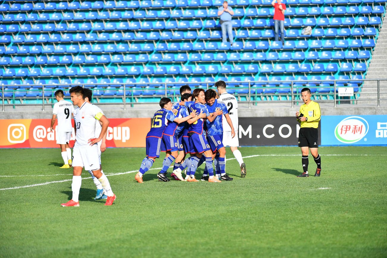 日本対キルギス　後半、PKで先制のゴールを決めた佐野を囲んで歓喜する選手たち（Ｃ）AFC