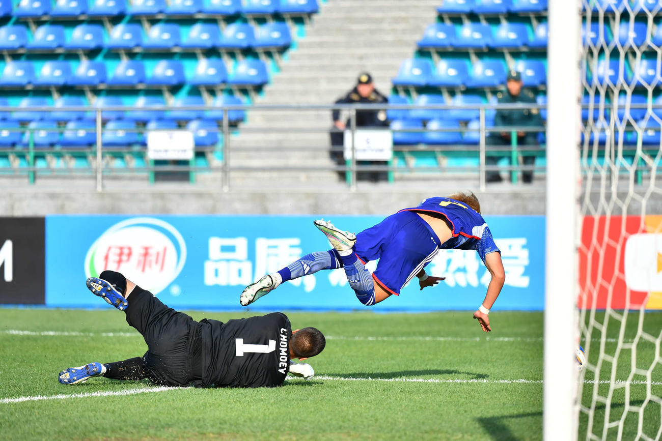 日本対キルギス　後半、松木（上）はGKに倒され、先制点につながるPKを獲得する（C）AFC