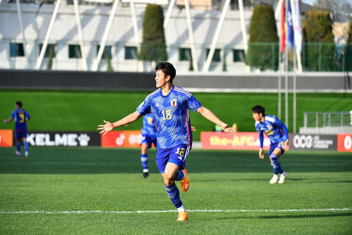 日本対キルギス 後半、チーム2点目のゴールを決め、両手を広げてかけ出す熊田(C)AFC