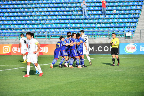 日本対キルギス　後半、PKで先制のゴールを決めた佐野を囲んで歓喜する選手たち（Ｃ）AFC