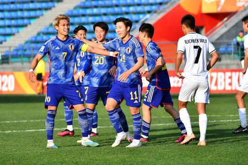 日本対キルギス 後半、チーム3点目のゴールを決めた坂本(中央)は松木(左)ら仲間からの祝福に笑顔を見せる(C)AFC