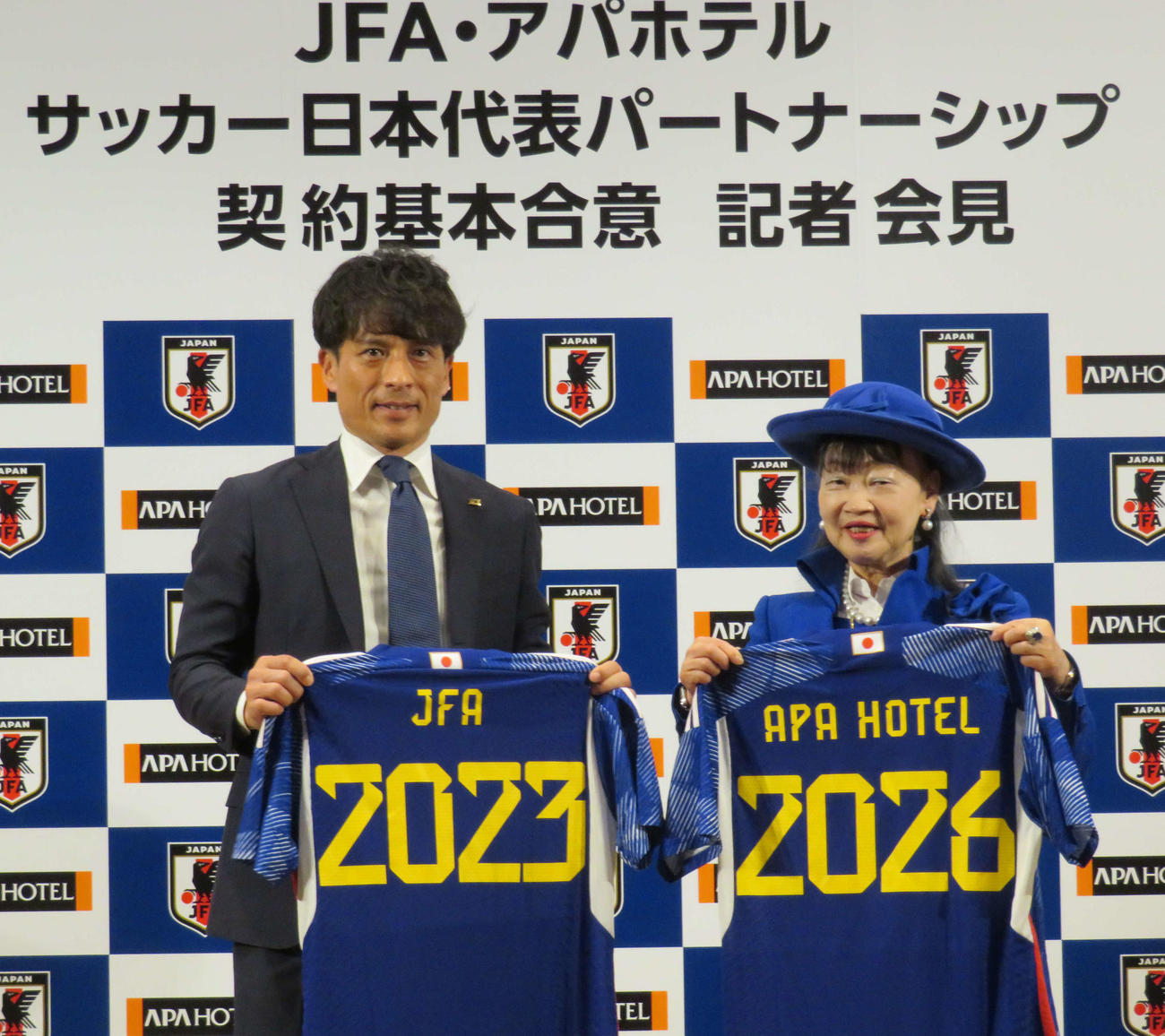 日本サッカー協会の宮本専務理事（左）からユニホームを贈られたアパホテルの元谷芙美子取締役社長（撮影・磯綾乃）