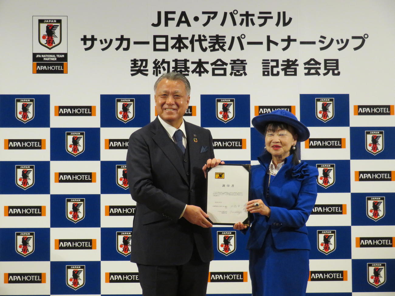 日本サッカー協会の田嶋会長（左）とアパホテルの元谷芙美子取締役社長（撮影・磯綾乃）