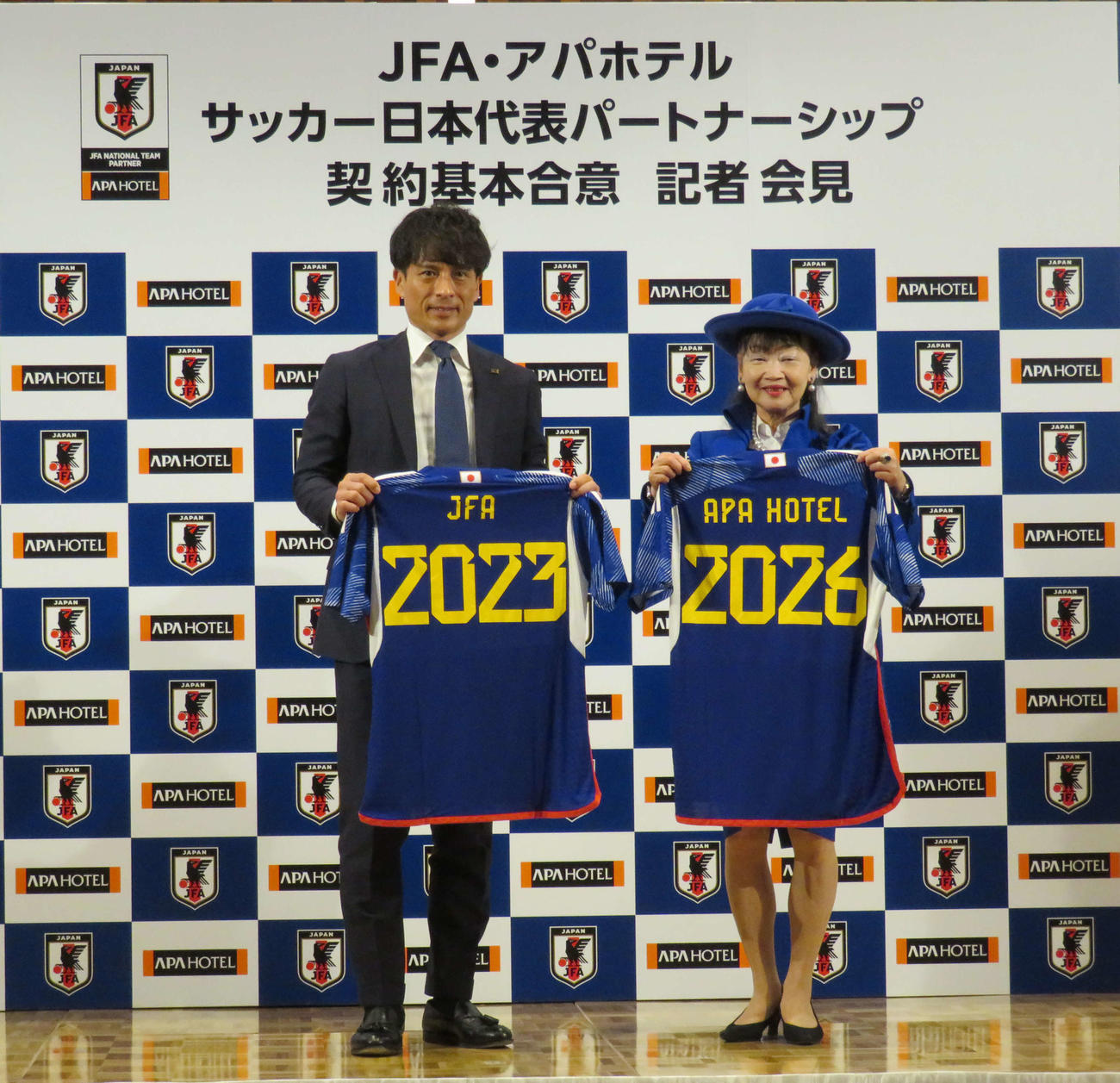 日本サッカー協会の宮本専務理事（左）からユニホームを贈られたアパホテルの元谷芙美子取締役社長（撮影・磯綾乃）