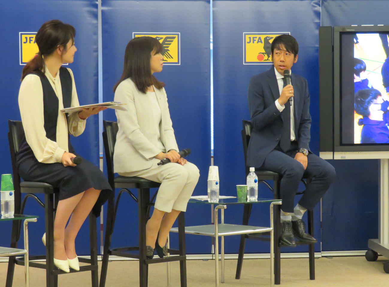 「国際女性デー」に合わせたトークイベントに参加した、右からサッカー元日本代表の中村氏、WEリーグの高田チェア、司会のテレビ東京の竹崎アナウンサー（撮影・磯綾乃）