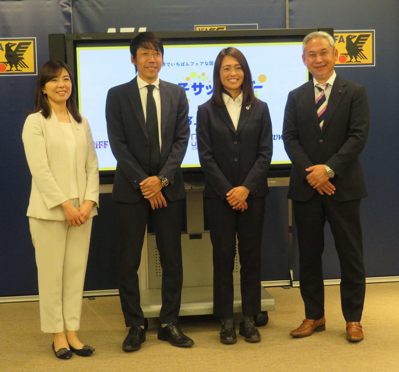 「国際女性デー」に合わせたトークイベントに参加した、左からWEリーグの高田チェア、サッカー元日本代表の中村氏、三菱重工浦和MF安藤、日本サッカー協会の佐々木女子委員長（撮影・磯綾乃）