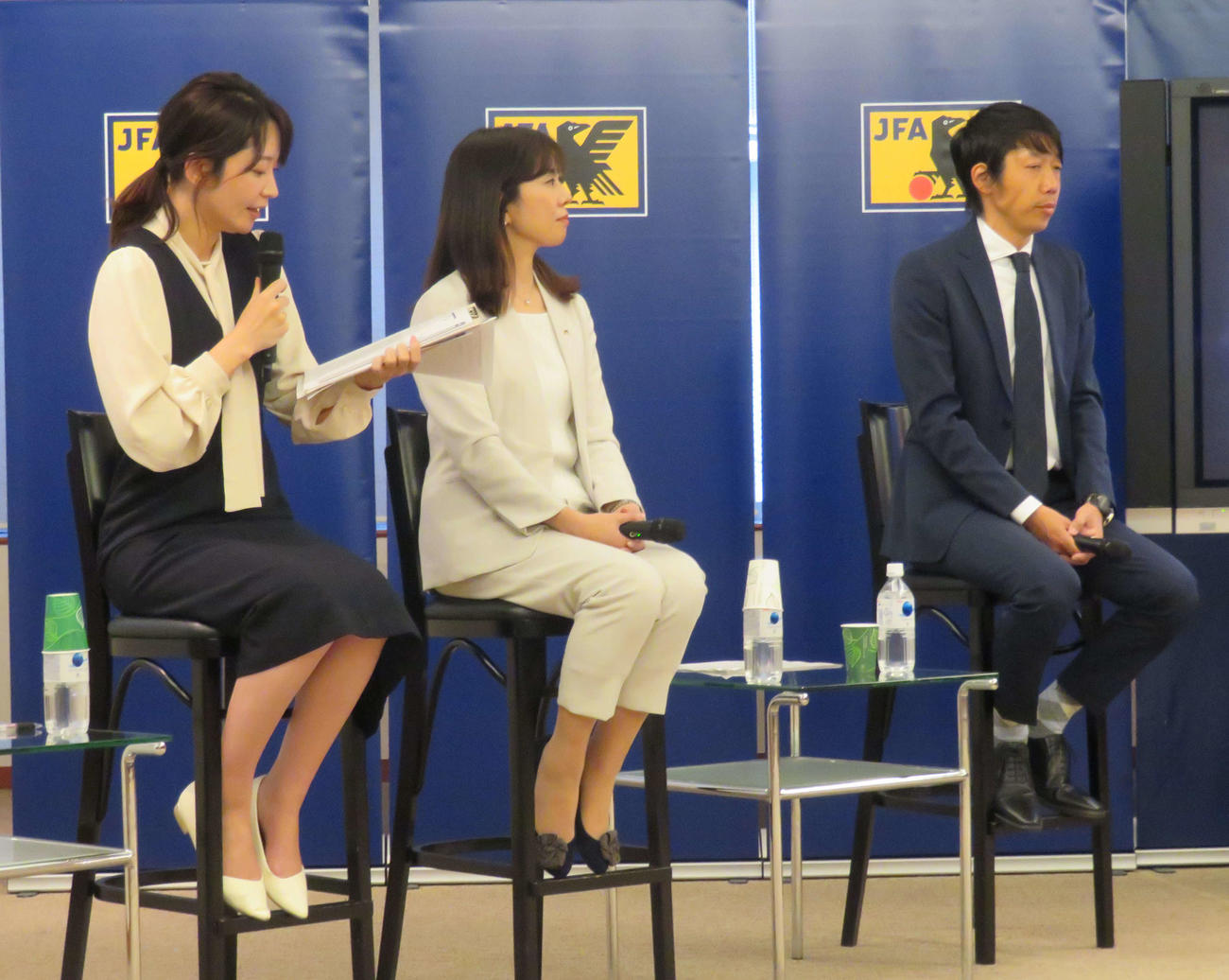 「国際女性デー」に合わせたトークイベントに参加した、右からサッカー元日本代表の中村氏、WEリーグの高田チェア、司会のテレビ東京の竹崎アナウンサー（撮影・磯綾乃）