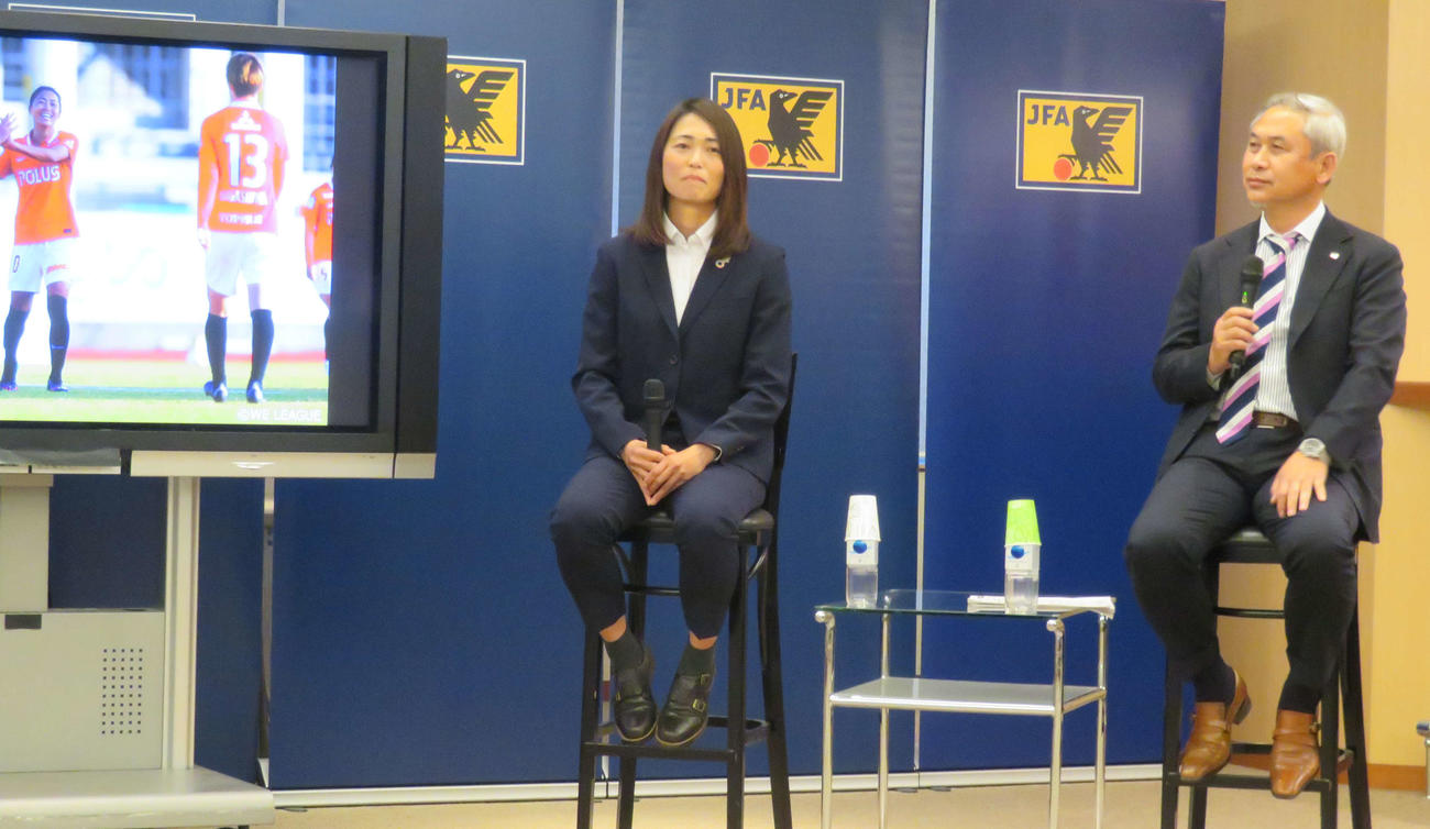 「国際女性デー」に合わせたトークイベントに参加した三菱重工浦和MF安藤（左）と日本サッカー協会の佐々木女子委員長（撮影・磯綾乃）