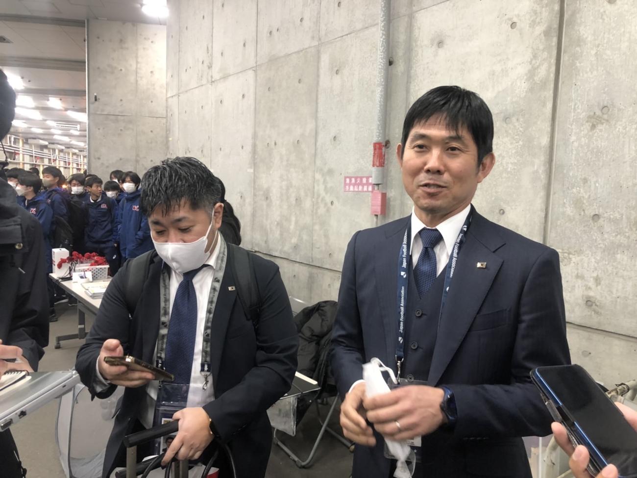 神戸－名古屋戦を視察した日本代表の森保一監督（撮影・益子浩一）