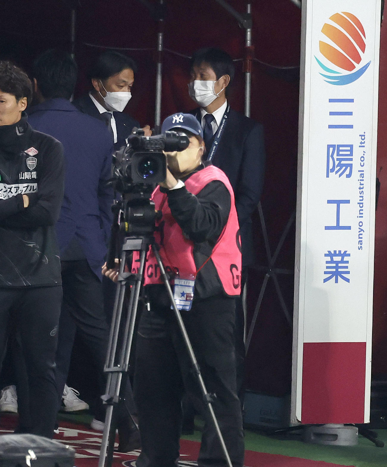 神戸対名古屋の試合を視察しにノエビアスタジアム神戸を訪れた森保日本代表監督（右）（撮影・白石智彦）