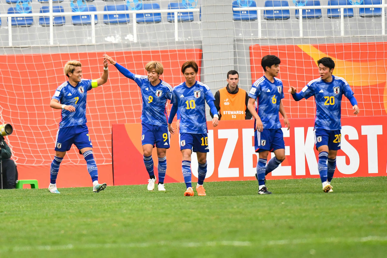 日本対サウジアラビア　前半、先制ゴールを決めて仲間と喜ぶ松木（左）(C)AFC