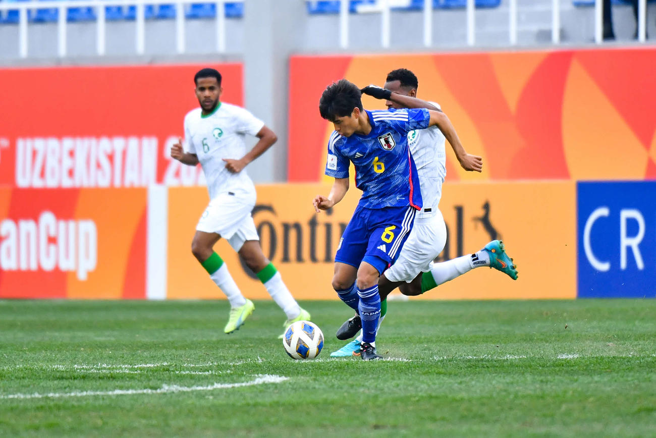 日本対サウジアラビア　前半、競り合う山根（右手前）(C)AFC