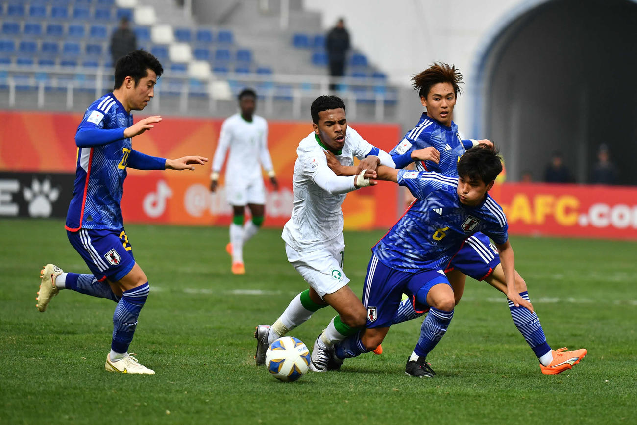 日本対サウジアラビア　前半、厳しい守備を見せる山根（右手前）(C)AFC